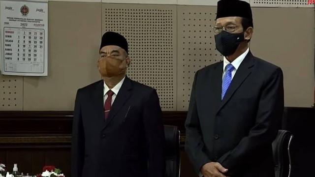 Raja Keraton Yogyakarta, Sri Sultan Hamengku Buwono X (kanan) dan Adipati Kadipaten Pakualaman, Kanjeng Gusti Pangeran Adipati Arya Paku Alam X (kiri) dalam penetapan Gubernur dan Wakil Gubernur DIY di rapat paripurna DPRD DIY, Selasa (9/8/2022). Foto: istimewa