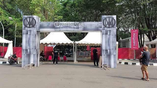 Gapura venue konser Dream Theater di Stadion Manahan Solo, Selasa (09/08/2022). FOTO: Fernando Fitusia
