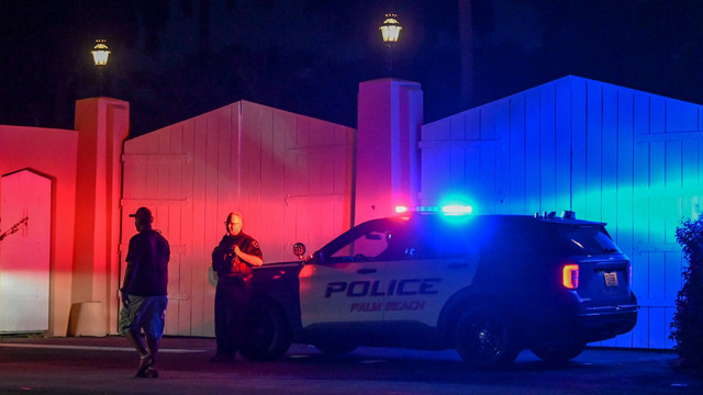 Sebuah mobil polisi terlihat di luar kediaman mantan Presiden AS Donald Trump di Mar-A-Lago, Palm Beach, Florida, AS, Senin (8/8/2022). Foto: Giorgio Viera/AFP