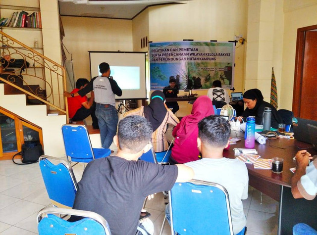 Suasana pelatihan di Training Center Walhi Maluku Utara. Foto: Ghalim/cermat