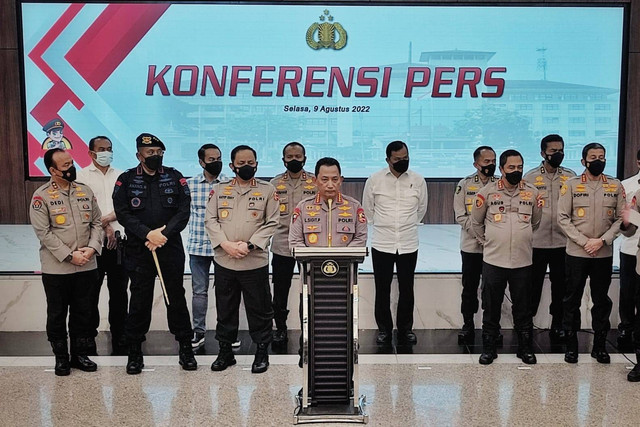 Kapolri Jenderal Pol Listyo Sigit Prabowo saat konferensi pers di Bareskrim Polri terkait meninggalnya Brigadir Yosua, Selasa (9/8/2022). Foto: Jamal Ramadhan/kumparan
