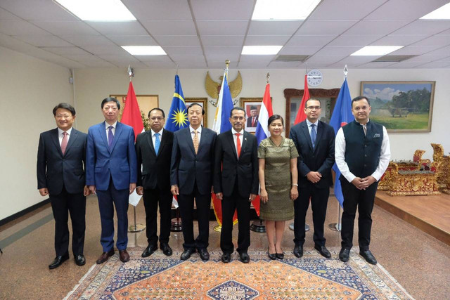 (kiri kanan: Db. Bahk Sahnghoon (Korsel), Db. Wu Haitao (RRT), Eric Valuenzela (KUAI Filipina), Db. Huang Xuan Hai (Vietnam), Db. Dr. Muhammad Najib, Db. Phantipha Iamsudha Ekarohit (Thailand), M. Azfar Abdullah (Malaysia), Db. Dinesh Kumar Patnaik (India) - dok. KBRI Madrid