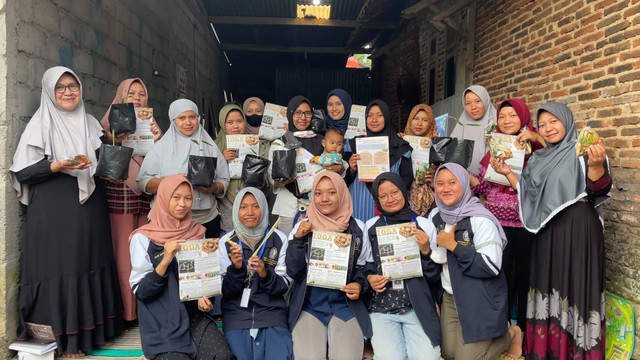 Dokumentasi pelatihan penanaman TOGA bersama ibu-ibu PKK RW02 Desa Tamanrejo, Sumber : Dokumentasi KKN TIM II Undip Desa Tamanrejo