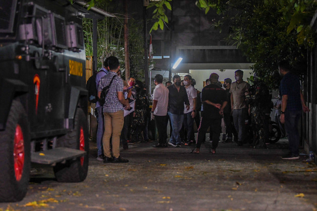 Anggota Brimob melakukan penjagaan di rumah pribadi mantan Kadiv Propam Polri Irjen Pol Ferdy Sambo yang ditempati oleh ajudan dan sopirnya di Kompleks Polri Duren Tiga, Jalan Duren Tiga Utara II, Jakarta, Selasa (9/8/2022). Foto: Galih Pradipta/Antara Foto