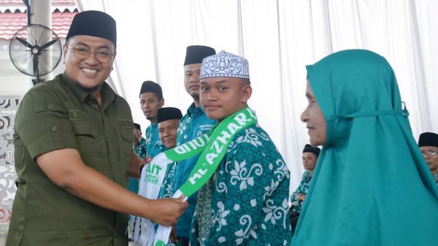 Wakil Bupati Tanah Datar Richi Aprian saat mengeluhkan deta sebelum berangkat unruk Umrah. Selasa 9 Agustus 