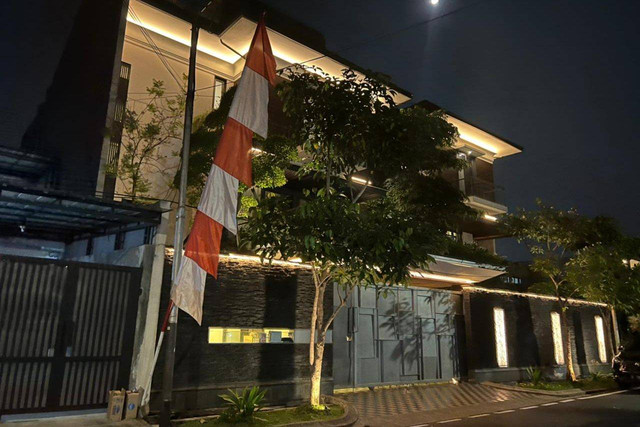 Timsus kepolisian meninggalkan rumah pribadi Irjen Ferdy Sambo setelah 9 jam penggeledahan, Rabu (10/8) dini hari.  Foto: Haya Syahira/kumparan