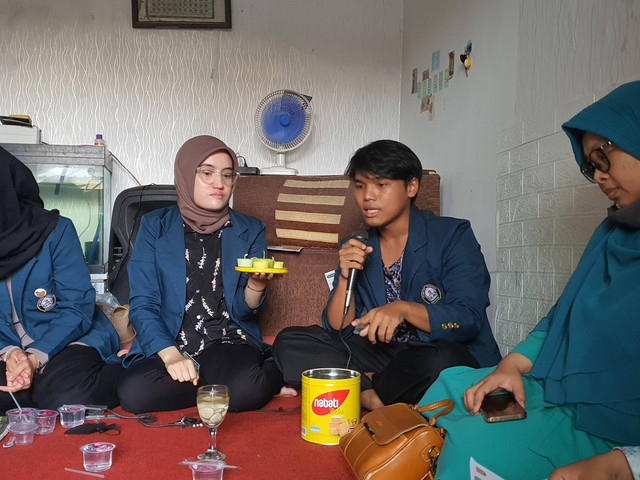 Edukasi pembuatan lilin berbahan dasar limbah minyak jelantah, Minggu (7/8/2022). Foto: Muhammad Faizal Fuad