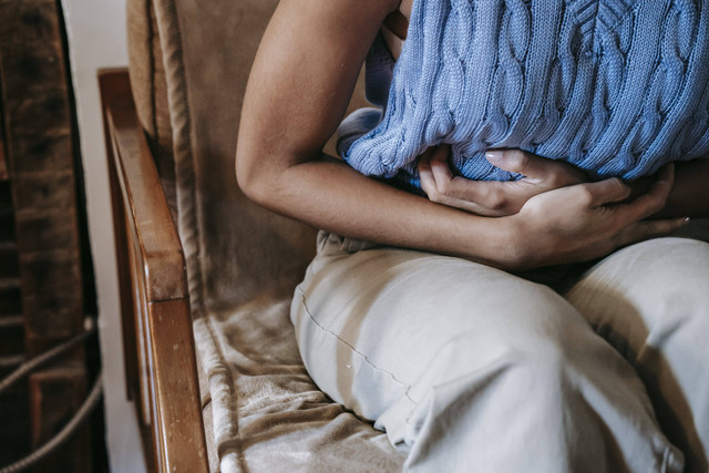 Radang usus buntu biasanya ditandai dengan munculnya kram perut pada bagian bawah. Foto: Pexels.com