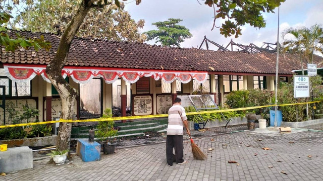 SD N Delegan 1 Prambanan yang terbakar, Selasa (9/8/2022) malam. Foto: Istimewa