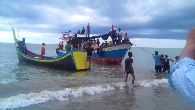 Warga menolong pengungsi Rohingya yang terdampar di kawasan Aceh Utara. Foto: Yayasan Geutanyoe  