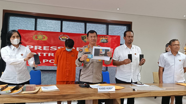 Rilis pasutri di Bali Produksi 50 Video Porno di Twitter dan Telegram, di Gedung Direskrimsus Polda Bali, Rabu (8/10/2022). Foto: Denita BR Matondang/kumparan