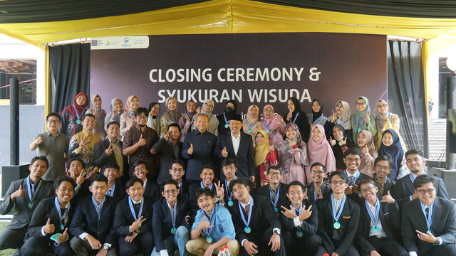 Adik-adik Beasiswa Perintis Rumah Amal Salman angkatan 2018 melangsungkan wisuda di Lapangan Rumput Masjid Salman ITB, Sabtu, 6 Agustus 2022.