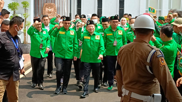 Ketum PPP Suharso Monoarfa bersama kader partai mendatangi Kantor KPU RI, Jakarta, Rabu (10/8/2022).  Foto: Aprilandika Pratama/kumparan