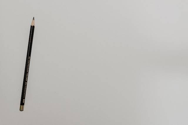 Ilustrasi sifat utama dari pensil HB, sumber foto Kelly Sikkema on Unsplash