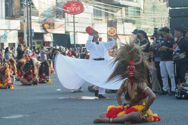 Penari Bujangganong dan penari Sufi dalam Parade 22 Hari Jadi Ponorogo. Dok Nanang Diyanto