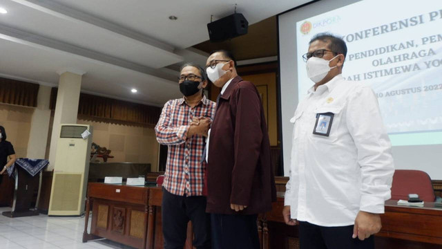 Orang tua siswi dan kepala sekolah SMA N 1 Banguntapan sepakat berdamai terkait kasus dugaan pemaksaan jilbab. Meski begitu, kasus dugaan pelanggaran disiplin pegawai tetap berjalan, Rabu (10/8/2022). Foto: Arfiansyah Panji Purnandaru/kumparan