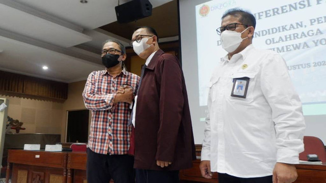 Orang tua siswi dan kepala sekolah SMA N 1 Banguntapan sepakat berdamai terkait kasus dugaan pemaksaan jilbab. Meski begitu, kasus dugaan pelanggaran disiplin pegawai tetap berjalan, Rabu (10/8/2022). Foto: Arfiansyah Panji Purnandaru/kumparan