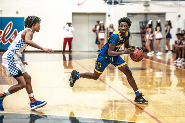Ilustrasi sebelum melepaskan bola ke dalam ring basket dalam lay up. Foto: Unsplash
