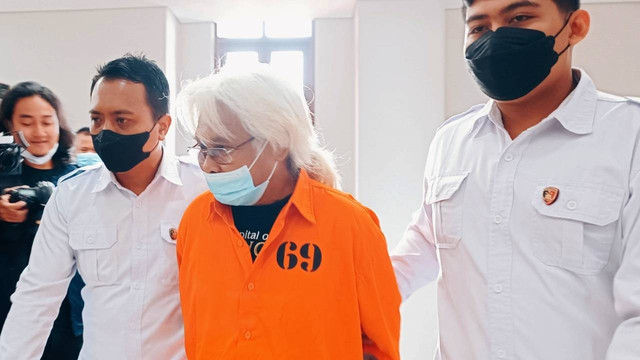 Mantan Ketua Lembaga Perkreditan Desa (LPD) Desa Adat Ungasan, Kuta Selatan, Badung, Bali, berinisial NS (63) ditetapkan sebagai tersangka kasus korupsi. Foto: Denita BR Matondang/kumparan