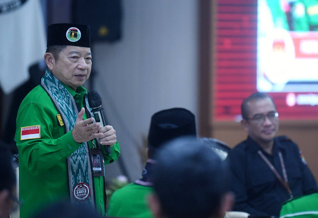 Ketua Umum Partai Persatuan Pembangunan (PPP) Suharso Monoarfa menyampaikan pidato sebelum menyerahkan berkas pendaftaran partai politik calon peserta Pemilu 2024 di gedung KPU, Jakarta, Rabu (10/8/2022). Foto: Akbar Nugroho Gumay/ANTARA FOTO