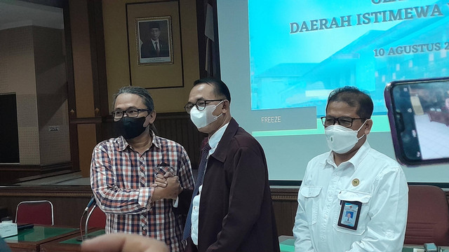 Ayah siswi SMA Negeri 1 Banguntapan Bantul (baju kotak) bersalaman dengan Kepala SMAN 2 Banguntapan, Agung Istianto, disaksikan oleh Kepala Dinas Dikpora DIY, Didik Wardaya. Foto: Widi RH Pradana
