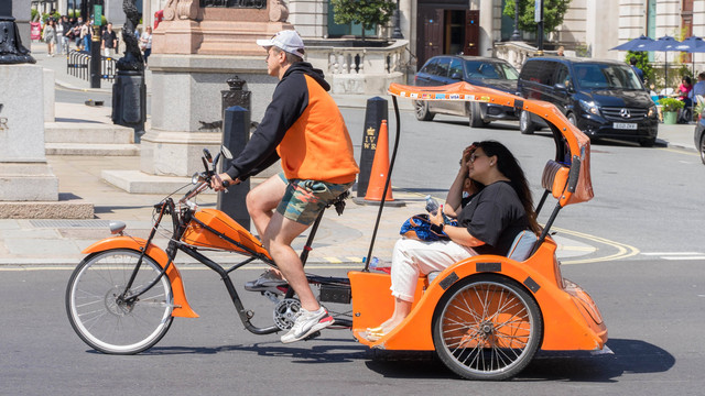 Ilustrasi wisatawan yang sedang naik becak di London. Foto: Travers Lewis/Shutterstock