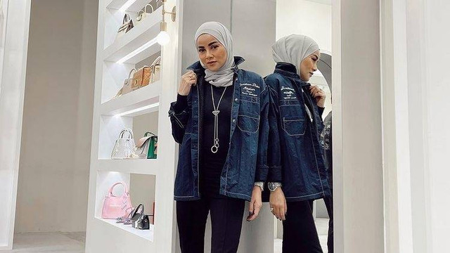 Potret outfit hijab 'cewek mamba' ala Olla Ramlan. Foto: Instagram.com/ollaramlan