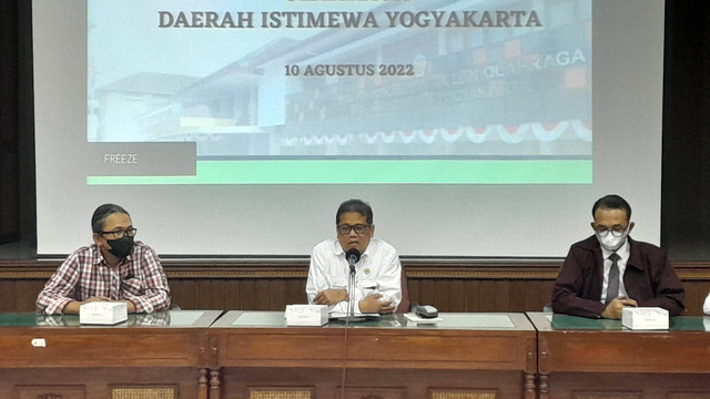 Dari kiri ke kanan, ayah siswi SMA Negeri 1 Banguntapan Bantul korban pemaksaan penggunaan jilbab; Kepala Dinas Dikpora DIY, Didik Wardaya; Kepala SMAN 2 Banguntapan, Agung Istianto. Foto: Widi RH Pradana