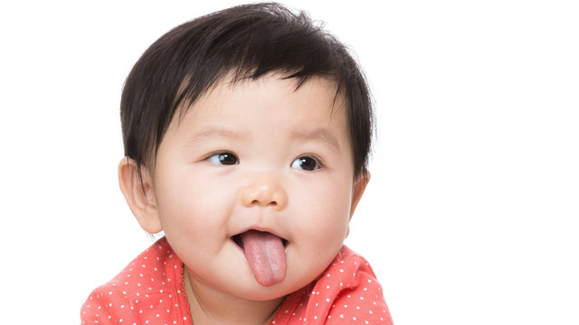 Bayi menjulurkan lidah. Foto: leungchopan/Shutterstock