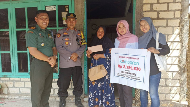 Wartawan beritabojonegoro.com, Ayu Fadillah, didampingi Danramil dan Kapolsek Jenu, serta Sekdes Sumurgeneng, saat serahkan donasi dari pembaca kumparan kepada ahli waris Mbah Srilah. Rabu (10/08/2022), (foto: dok istimewa)