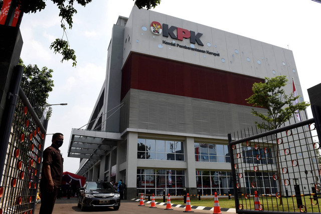 Petugas berjaga di depan Rumah Penyimpanan Benda Sitaan dan Barang Rampasan (Rupbasan) KPK yang baru diresmikan di Jalan Dewi Sartika, Cawang, Kramat Jati, Jakarta Timur, Rabu (10/8/2022). Foto: Indrianto Eko Suwarso/ANTARA FOTO