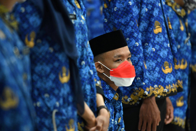 Perenang difabel Aris Wibawa mengikuti upacara pengangkatan sebagai Pegawai Negeri Sipil (PNS) di Kemenpora, Jakarta, Rabu (10/8/2022). Foto: Aditya Pradana Putra/Antara Foto
