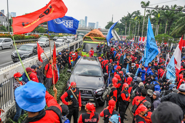 Sejumlah buruh mengikuti aksi unjuk rasa di depan gedung DPR, Jakarta, Rabu (10/8/2022). Foto: Galih Pradipta/Antara Foto