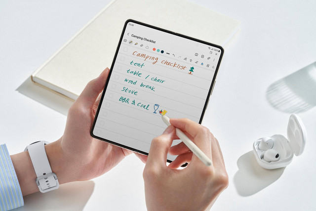 Samsung Galaxy Z Fold4 5G menawarkan pengalaman super multi-tasking. Foto: Dok. Samsung