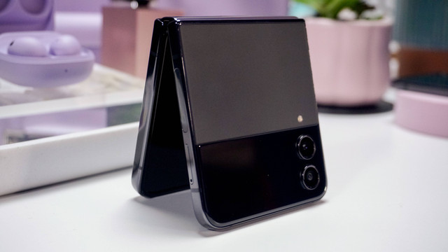 Samsung Galaxy Z Flip 4 Foto: Kevin S. Kurnianto/kumparan