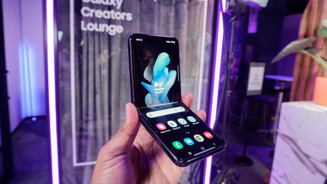 Samsung Galaxy Z Flip 4, Foto: Kevin S. Kurnianto/kumparan