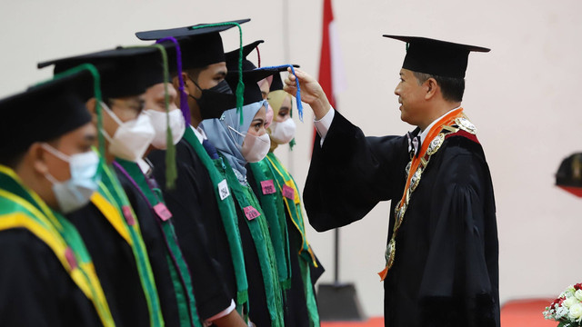 Rektor Universitas Syiah Kuala, Prof Marwan dalam prosesi wisuda mahasiswa. Foto: Humas USK