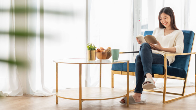 Ilustrasi perempuan membaca buku. Foto: Nattakorn_Maneerat/Shutterstock