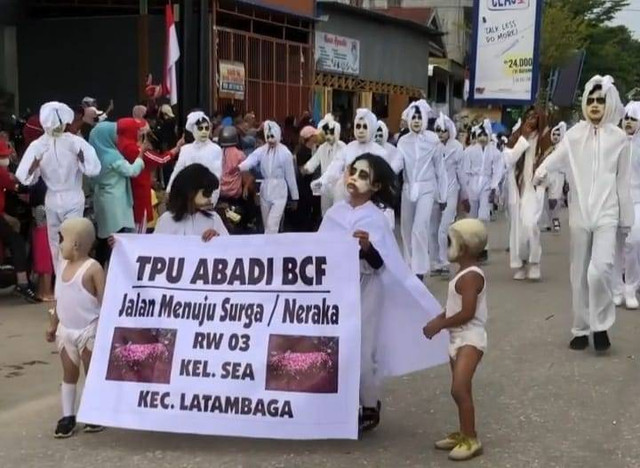 Sejumlah peserta gerak jalan indah memakai kostum serba putih. Bahkan ada anak-anak menyerupai tuyul. Foto: Dok Istimewa.