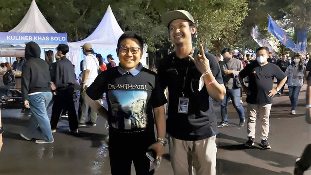 Ketua Umum PKB, Muhaimin Iskandar, berfoto bersama penonton konser Dream Theater di Stadion Manahan Solo, Rabu (10/08/2022). FOTO: Fernando Fitusia