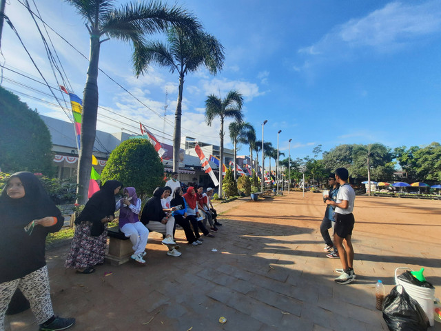 Mahasiswa KKN Tim II Universitas Diponegoro Tahun 2021/2022 sedang mensosialisasikan terkait sampah organik (Dokumentasi Pribadi)