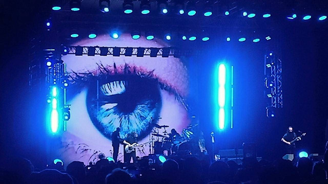 Visualisasi digital saat konser Dream Theater di Stadion Manahan Solo, Rabu (10/08/2022). FOTO: Agung Santoso