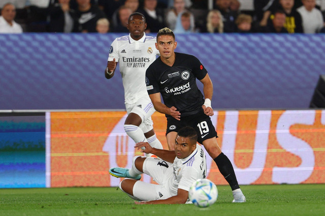 Pemain Real Madrid Casemiro berebut bola dengan pemain Eintracht Frankfurt Rafael Santos Borre pada pertandingan Piala Super Eropa di Stadion Olimpiade Helsinki, Helsinki, Finlandia. Foto: Kai Pfaffenbach/REUTERS