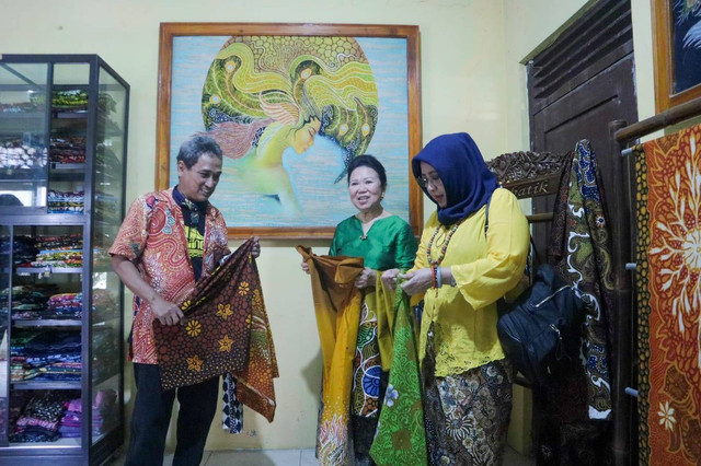 Mas Guntur dan KIBAS di Galerinya. Dok Nanang Diyanto