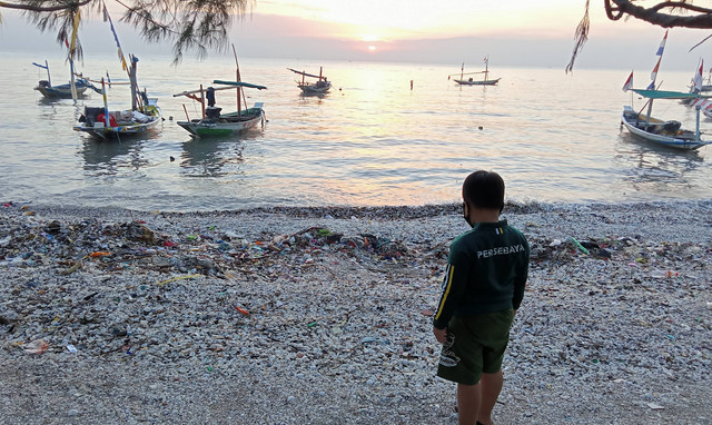 Pantai Kenjeran menjadi lokasi digelarnya Lomba Perahu Layar akhir pekan ini. Foto: Masruroh/Basra