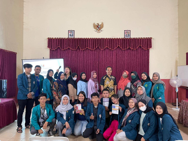 Mahasiswa KKN TIM II UNDIP berkolaborasi dengan KKN Universitas Wahid Hasyim Semarang membantu para pelaku UMKM di Kelurahan Cepoko dalam memajukan bisnis UMKM, diantaranya tentang kemasan yang aman dan labelling yang sesuai standar BPOM. (Sumber : Dokumen Pribadi)