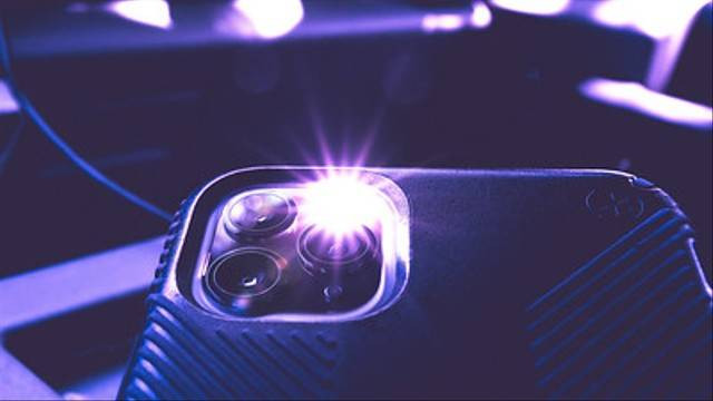 Ilustrasi kenapa senter HP tidak menyala. Foto: Flickr/Jonathan Cutrer