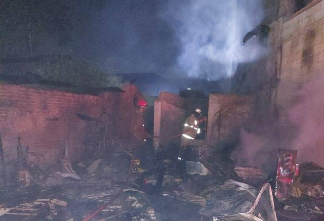Kebakaran bengkel dan rumah di Kosambi, Tangerang, Kamis (11/8). Foto: Dok. Istimewa