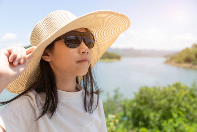 Ilustrasi anak pakai kacamata hitam. Foto: CGN089/Shutterstock.