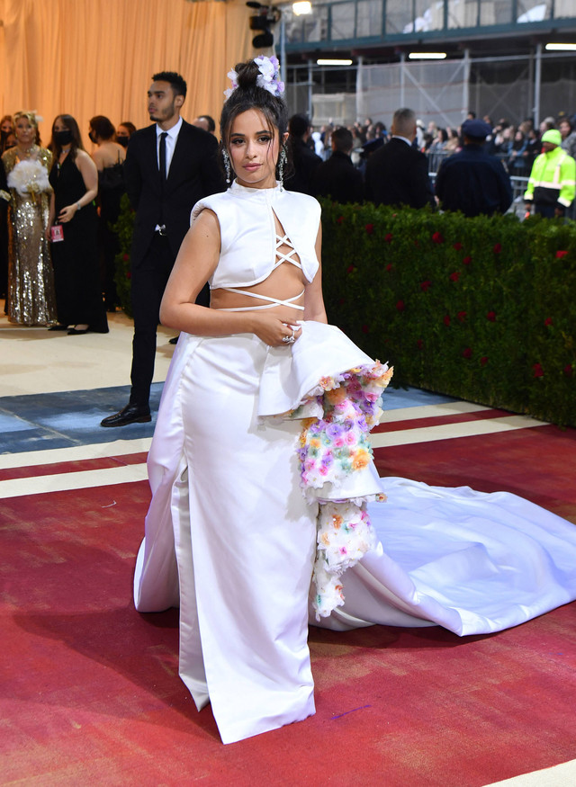 Penyanyi-penulis lagu AS-Kuba Camila Cabello tiba untuk Met Gala 2022 di Metropolitan Museum of Art pada 2 Mei 2022, di New York. Foto: ANGELA WEISS / AFP.